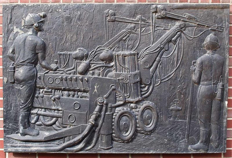 P9283907.jpg (143.45 KiB) 36272 mal betrachtet Mittleres Relief ehem. Knappenheim Sangerhausen