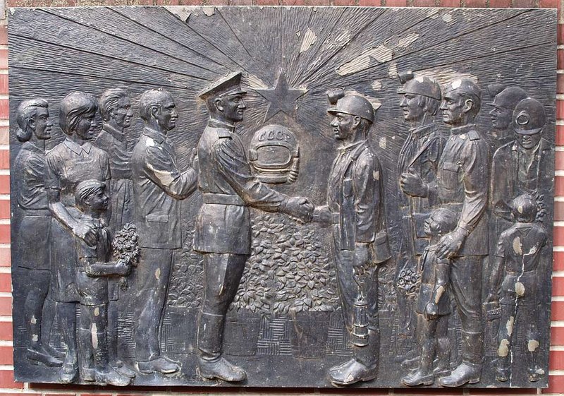 P9283906.jpg (157.55 KiB) 31984 mal betrachtet Linkes Relief ehem. Knappenheim Sangerhausen