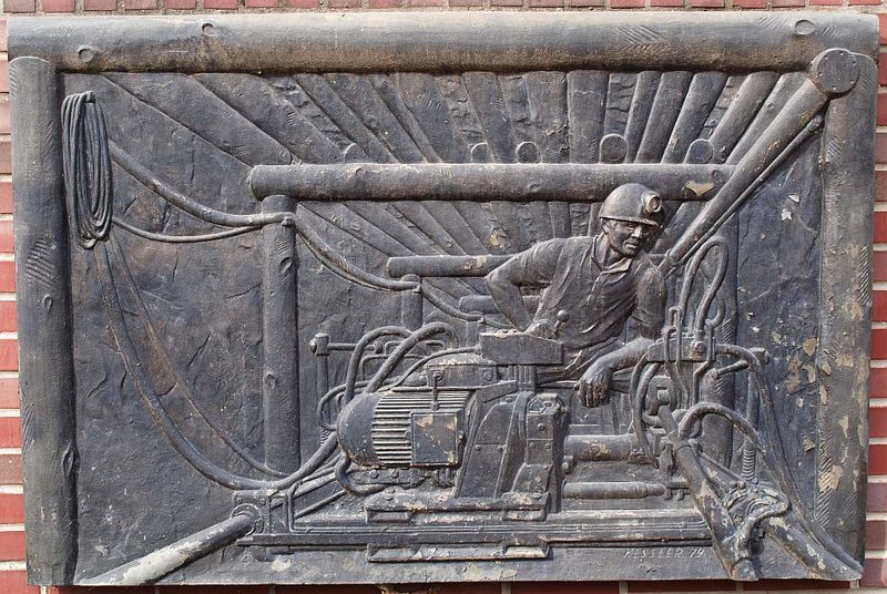 P9283908.jpg (149.27 KiB) 32804 mal betrachtet Rechtes Relief ehem. Knappenheim Sangerhausen