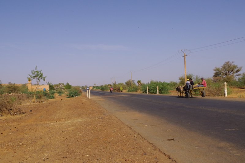 IMGP3442.jpg (440.32 KiB) 27321 mal betrachtet Hauptstrasse parallel des Niger noerdlich von Niamey