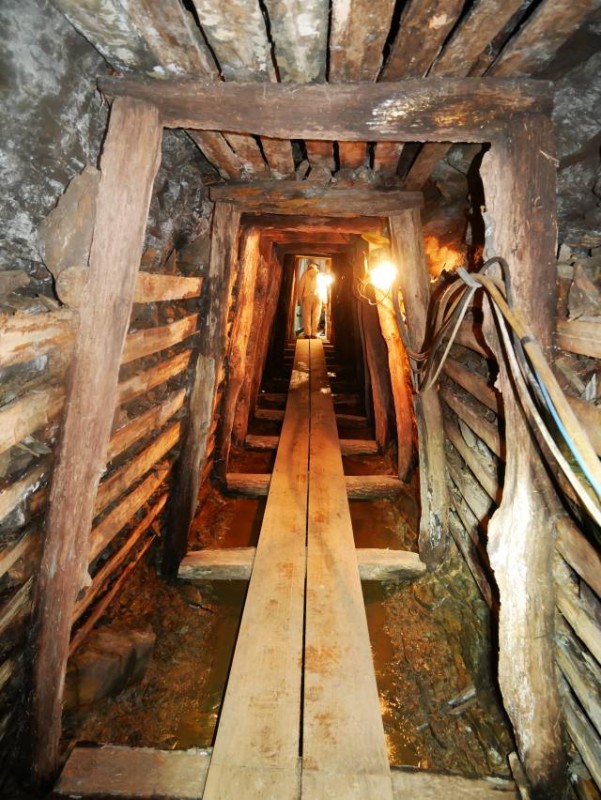 Holzausbau Muehlenberger Stollen Bleialf.jpg (99.75 KiB) 24159 mal betrachtet Türstockausbau Mühlenberger Stollen Bleialf