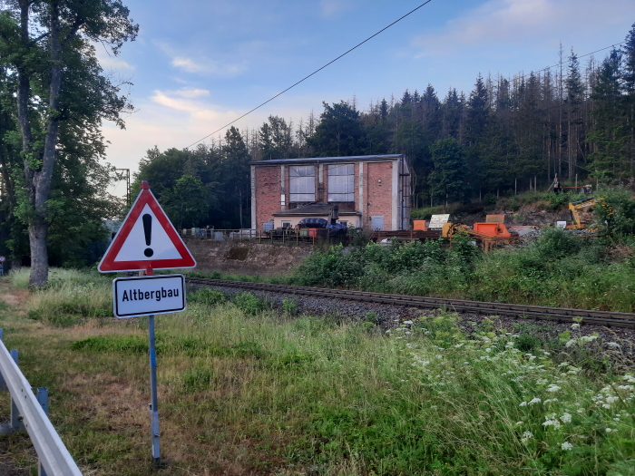 ca. 25 Mio Tonnen Last allein in den letzten 30 Jahren per Gleis und Achse gingen über die Stollen, ohne dass Vollversatz oder Ausbau da war, aber wehe ein Fledermausschützer erkennt eine geotechnische Gefahr...vermutlich werden gerade die Millionen für eine Verwahrung beantragt.