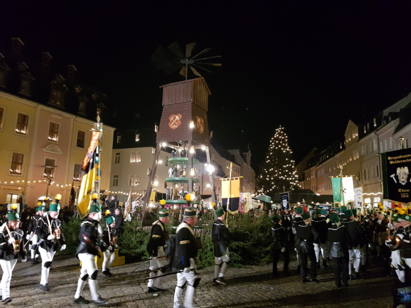 Bergparade_k.png (1.02 MiB) 26926 mal betrachtet Schneeberg zum Lichtlfest 2022