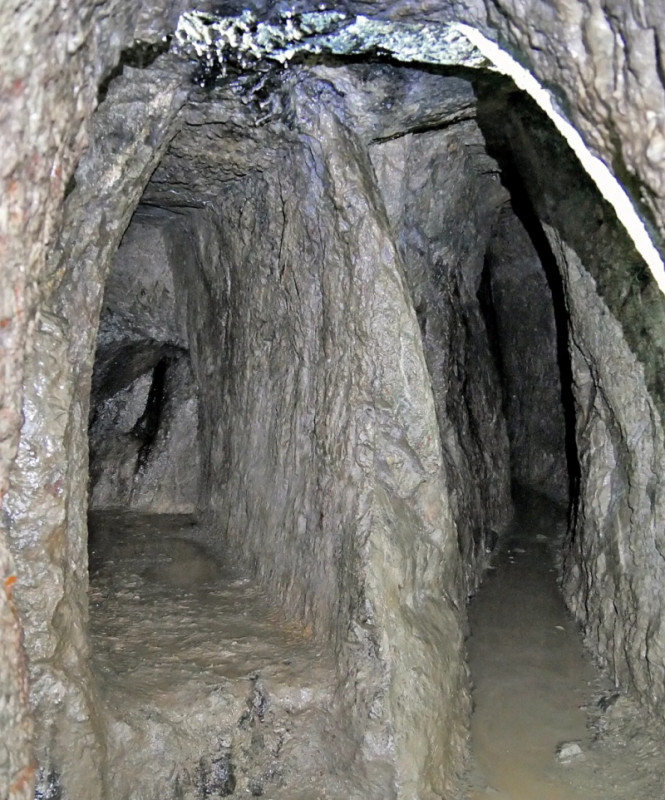 Mine St.-Louis-Eisenthuer.jpg (319.17 KiB) 27044 mal betrachtet Seitenort in der Grube Saint-Louis-Eisenthür