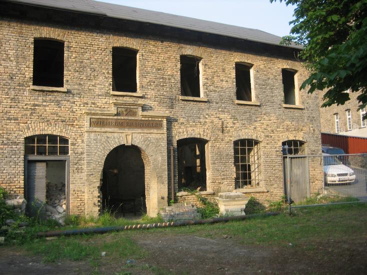 Das Gebäude vor dem eigentlichen Stollen, der dahinter ist(fest verschlossen!!!). Hier waren die Kompressoren und andere Werkstätten untergebracht. Sie wurden von der AGBB(Arbeitsgemeinschaft Bahnen und Bergbau in Bad Ems) demontiert