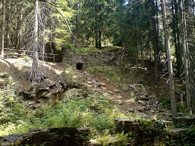 Ruinen der Tagesanlagen des Grubenfeldes "Leier" und die der Scheidebank ( unterer Teil ) im Greifenbachtal nahe Geyer / Ehrenfriedersdorf ( Erzgeb. )