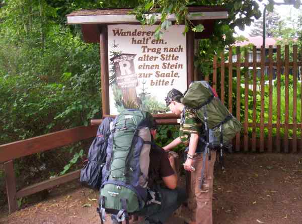 Nach alter Sitte soll der Wanderer einen Stein von der Werra über den Rennsteig zur Saale tragen. An der Saale steht es umgekehrt. Da wirbelt es die Genese ganz schön durcheinander :D