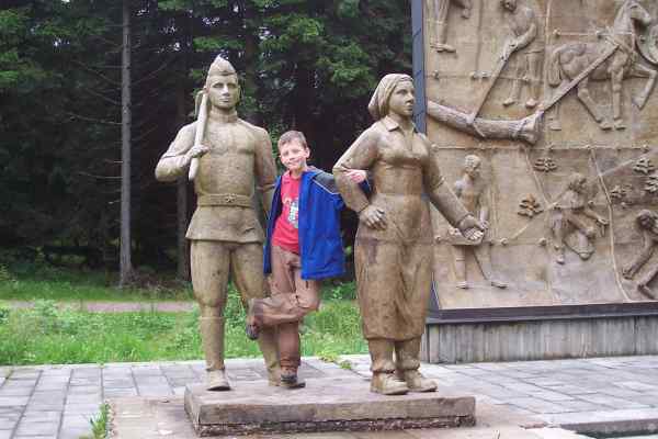 Denkmal an Oberhof, wo man mit Hilfe der ruhmreichen Sowjetarmee den Kampf gegen die Borkenkäfer gewann.