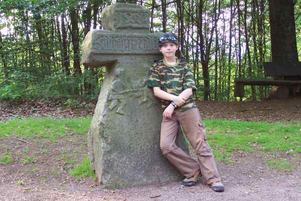 Knapp 11 km hinter dem Beginn in Hörschel findet man dieses alte Sühnekreuz aus dem Jahr 1483.