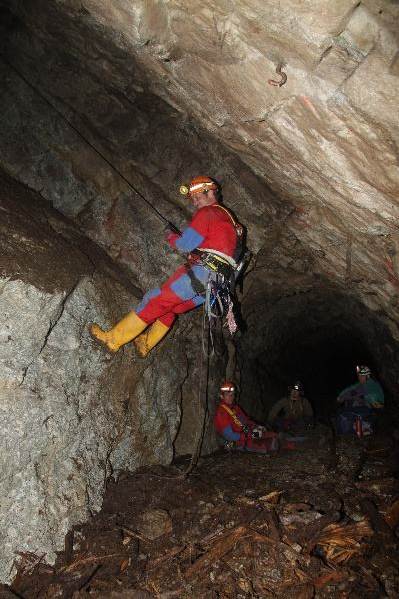 Abseilen zum Schachtfuß der 3. Sohle