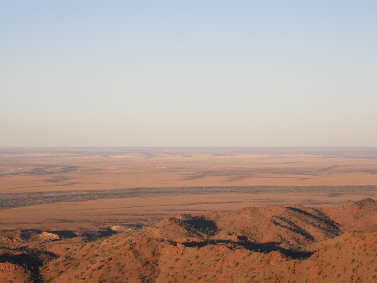 Beverley ISL Uranbergwerk (etwa Mitte) im noerdlichen From Becken am Fuss des Mt. Painter Gebirgszuges, noerdliche Flinders Ranges, SA. Links im Bild auf der anderen Seite des grossen Creek Beds sieht man auch einige Strukturen, das ist Petratherms Geothermieprojekt (Hot Dry Rock). Falls das klappt, werden die Beverley und andere potentielle Bergwerke mit Energie versorgen, waere dann das am wenigsten CO2-produzierende Uranbergwerk der Welt. Noch etwas llinks, nicht mehr auf dem Bild, liegt die Lagerstaette Four Mile, die groesste Uranlagerstaette welche in juengerer Zeit in Australien entdeckt wurde mit etwa 30.000t Inhalt.