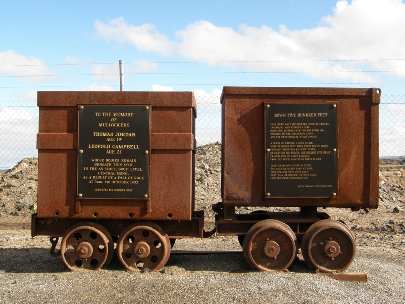 500ft unter diesen Wagen wurden um 3 Uhr morgens am 8. Oktober 1902 die beiden jungen Bergleute Thomas Jordan (19) und Leopold Campbell verschuettet. Ihre Koerper liegen immer noch dort, sie wurden nicht geborgen.