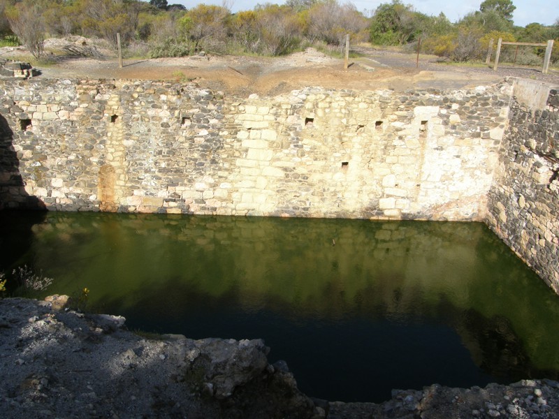 Fundament eines ehemaligen Grubengebaeudes der Walleroo Mines in Kadina