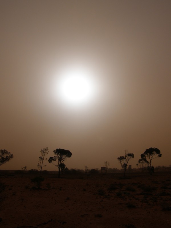 Ich war bisher 4 mal in Roxby Downs, 3 mal zum Besuch der Grube. 2 mal gab es Regen, einmal 42 Grad im Schatten und einmal einen gewaltigen Staubsturm wie im Bild zu sehen (war jener, welcher 2009 Sydney rot einfaerbte).