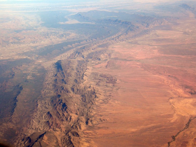 Auf dem Weg von Honeymoon nach Roxby Downs - im Vordergrund die Heysen Range und dahinter das prominente U von Wilpena Pound.