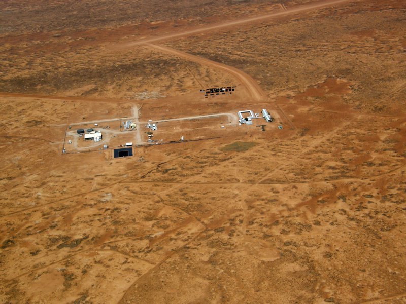 Honeymoon aus der Luft - die eigentliche Lagerstaette liegt links ausserhalb des Bildes. Rechts ist das Erkundungscamp, Links die experimentelle Aufbereitung. Am Flughafen liegt die neue Aufbereitung in Einzelteillen.