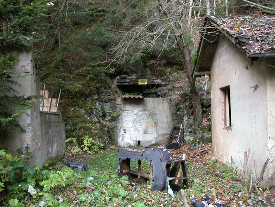 Das vermauerte, aber oben offene Mundloch des Eugeniusstollens 2008.<br />Links und rechts die Ruinen ehemaliger Betriebsgebäude.