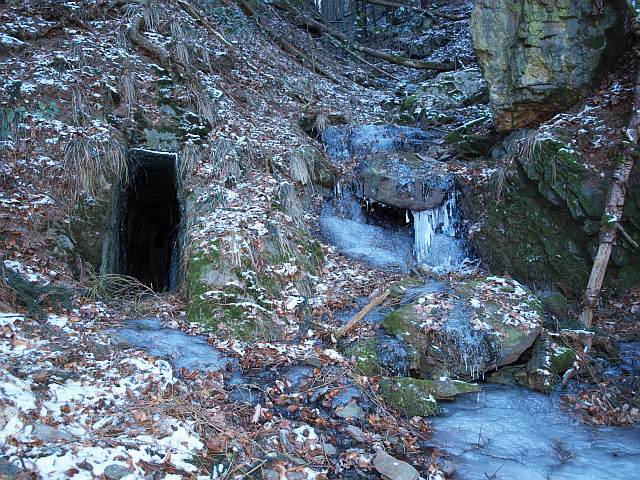 Am 05. Februar 2012 herrschte eisige Kälte im Hunsrück, so dass der Bach neben dem Suchstollen im Hunsrück vereiste.