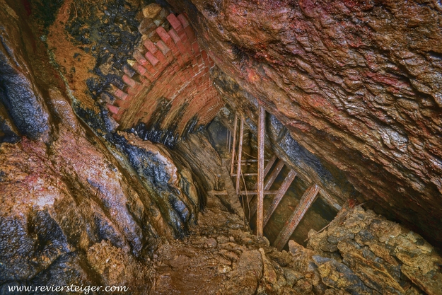 Strossenbau in einem ehemaligen Zink- u. Silbererzbergwerk aus dem späten 18. Jahrhundert