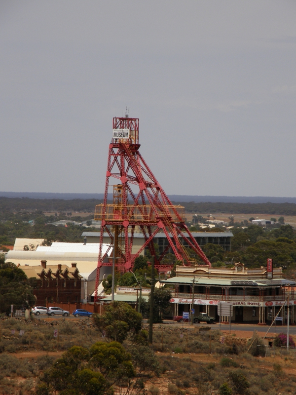 Das Stadtmuseum am Ende der Hannan Street vom Mt Charlotte Lookout.