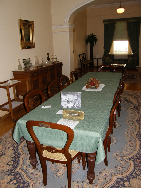 An diesem Tisch (ich glaube es war nicht das Original) im Hoover Haus gab es das beruehmte Gouvaneursdinner mit dem Gouvaneur von WA und 4 Goldbarren - der damaligen Monatsproduktion der Grube