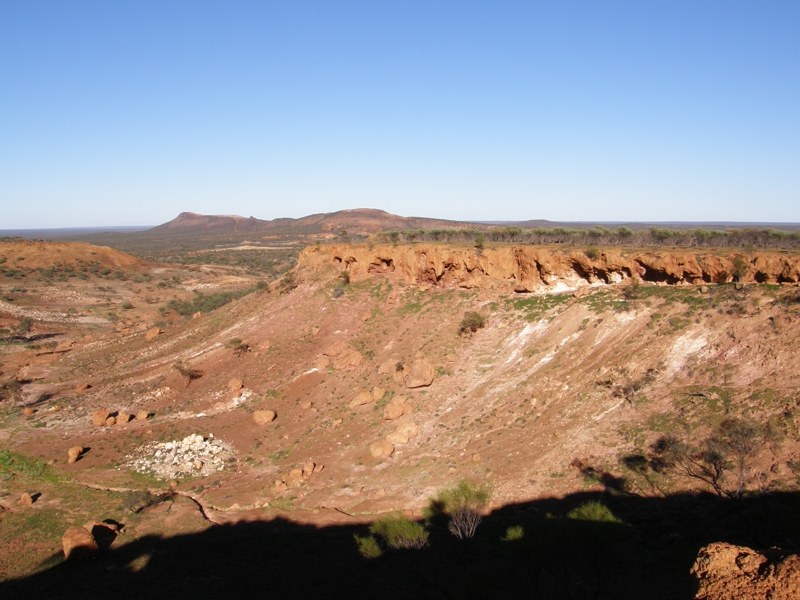 Nordoestlich von Geraldton - kleiner Eisenerztagebau im Hintergrund, wurde gerade stillgelegt und wird rekutliviert (gehoert Mt Gibson)