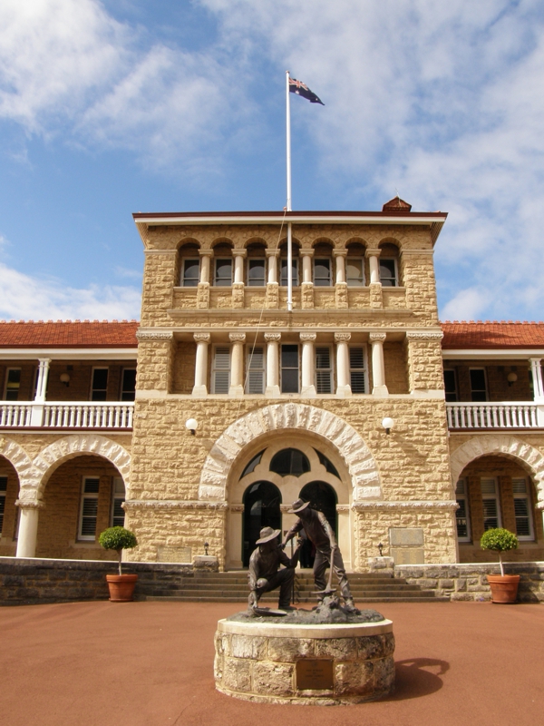 Haupteingang der Perth Mint mit Denkmal fuer die Goldgraeber - der Eingang hatte zwei Tueren nebeneinander - eine fuer die gehobene Gesellschaft, die Zweite fuer den einfachen Arbeiterpoebel.