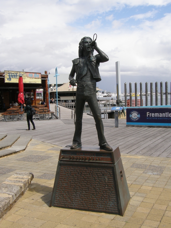 Monument fuer Bon Scott in Fremantle.