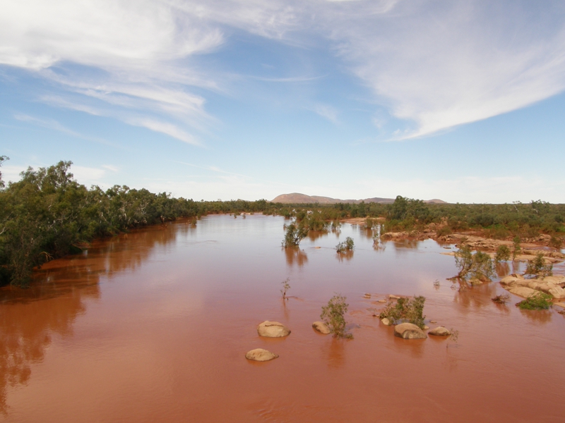 Der Ashburton River - kein Tailingsdammbruch, nur viel Regen in den verangegangenen Wochen - im Hintergrund Mt Alexander mit der gleichnamigen Wolframlagerstaette